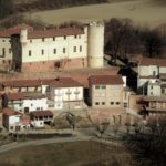 Nelle colline astigiane il borgo rurale con castello di Cortanze