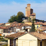 Il borgo medievale di Serralunga d’Alba nelle Langhe in provincia di Cuneo
