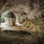La bellezza delle grotte carsiche di Frasassi in provincia di Ancona